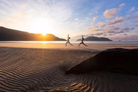 Du khách nghỉ dưỡng kết hợp thiền, yoga ven biển Côn Đảo. (Ảnh: CTV/Vietnam+) 
