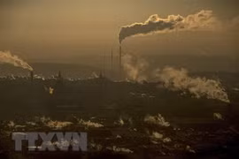 Khói phát ra từ ống khói. (Ảnh: AFP/TTXVN)