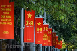 Tại nhiều tuyến phố gần Quảng trường Ba Đình như Hoàng Diệu, Hùng Vương, Điện Biên Phủ... đều rực rỡ sắc đỏ của màu cờ, băng rôn, khẩu hiệu, tranh cổ động, pano. (Ảnh: Hoài Nam/Vietnam+) 