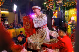 Đại đức Thích Tâm Kiên thực hành tín ngưỡng thờ Mẫu với giá hầu Chầu Nhị tại chương trình. (Ảnh: Tuấn Đức/TTXVN)