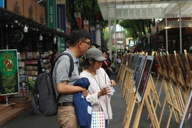 Người dân tham quan khu vực triển lãm. (Ảnh: Thu Hương/TTXVN)