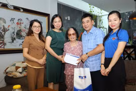 Tổng Giám đốc TTXVN Vũ Việt Trang thăm hỏi, tặng quà bà Phương Thị Bích Ngân, vợ liệt sỹ, nhà báo Thẩm Đức Hòa (huyện Gia Lâm, Hà Nội). (Ảnh: Hoàng Hiếu/TTXVN)