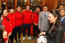 Thủ tướng New Zealand Jacinda Ardern giao lưu với đội tuyển Bóng đá nữ Việt Nam. (Ảnh: Tuấn Đức/TTXVN) 
