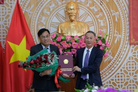 Ông Trần Văn Hiệp, Phó Bí thư Tỉnh ủy, Chủ tịch Ủy ban Nhân dân tỉnh Lâm Đồng, trao quyết đinh và tặng hoa chúc mừng tân Phó Chủ tịch Ủy ban Nhân dân tỉnh Lâm Đồng Võ Ngọc Hiệp. (Ảnh: Nguyễn Dũng/TTXVN)