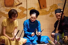 Ca nương Câu lạc bộ Ca trù Phú Thị (huyện Gia Lâm) dạy nghệ thuật ca trù cho du khách tại phố cổ Hà Nội, tháng 9/2020. (Nguồn: hanoimoi.com.vn)