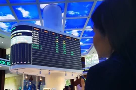 Nhà đầu tư theo dõi diễn biến thị trường chứng khoán. (Ảnh minh họa: Hứa Chung/TTXVN) 