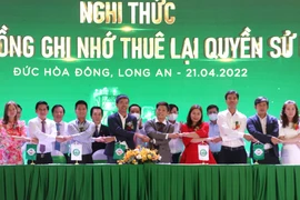 Các doanh nghiệp ký kết hợp đồng nguyên tắc đầu tư vào khu công nghiệp Nam Thuận. (Ảnh: Bùi Giang/TTXVN)