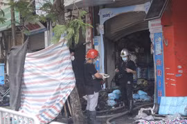 Hiện trường vụ cháy tại cửa hàng bán đồ sơ sinh số 311 phố Tôn Đức Thắng (quận Đống Đa-Hà Nội) khiến 4 người trong một gia đình bị thiệt mạng. (Nguồn: TTXVN)