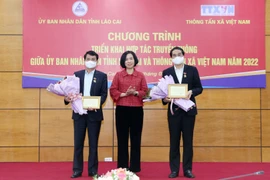 Tổng Giám đốc Thông tấn xã Việt Nam Vũ Việt Trang trao tặng Kỷ niệm chương Vì sự nghiệp Thông tấn cho lãnh đạo tỉnh Lào Cai. (Ảnh: Quốc Khánh/TTXVN) 
