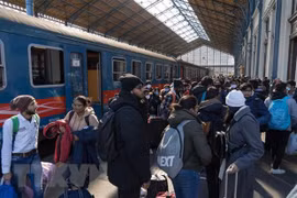 Người dân sơ tán khỏi Ukraine tới nhà ga ở Budapest, Hungary. (Ảnh: THX/TTXVN)