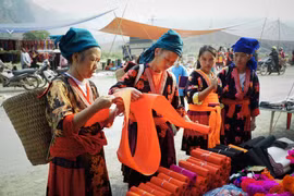 Chợ phiên Xá Nhè không chỉ để trao đổi, mua bán hàng hóa mà còn là nơi để giao lưu, thể hiện tình cảm, sinh hoạt văn hóa của người dân. (Ảnh: Xuân Tư/TTXVN)