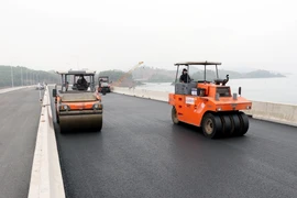 Các nhà thầu thi công đẩy nhanh tiến độ thi công cao tốc Vân Đồn-Móng Cái. (Ảnh: Văn Đức/TTXVN) 