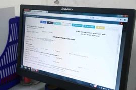 Người vi phạm có thể nộp tiền phạt, đăng ký địa chỉ để nhận lại giấy tờ bị tạm giữ sau khi đã chấp hành xong quyết định xử phạt. (Ảnh: Phạm Kiên/TTXVN)