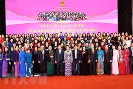 Lãnh đạo Đảng, Nhà Nước cùng các nữ đại biểu Quốc hội khóa XIV. (Ảnh: Trọng Đức/TTXVN) 