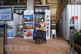 Du khách quốc tế tới sân bay quốc tế Phuket, Thái Lan. (Ảnh: AFP/TTXVN) 