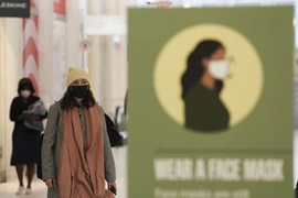 Người dân đeo khẩu trang phòng lây nhiễm COVID-19 tại New York, Mỹ, ngày 29/3/2022. (Ảnh: THX/TTXVN)