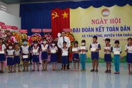 Bí thư Trung ương Đảng, Trưởng Ban Tuyên giáo Trung ương Nguyễn Trọng Nghĩa trao học bổng cho học sinh nghèo, học sinh người đồng bào dân tộc. (Ảnh: Thanh Tân/TTXVN)