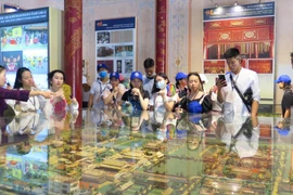 Thanh niên kiều bào tham quan Đại nội Huế. (Ảnh: Tường Vi/TTXVN) 