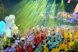 Chương trình nghệ thuật trong lễ khai mạc Festival Hoa Đà Lạt. (Ảnh: Nguyễn Dũng/TTXVN) 
