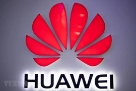 Biểu tượng của Tập đoàn Huawei tại một cửa hàng ở Bắc Kinh, Trung Quốc. (Ảnh: AFP/TTXVN) 