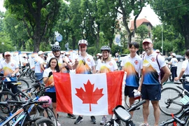 Tình đoàn kết của các thành viên trong Ngày Gia đình ASEAN. (Ảnh: Minh Đức/TTXVN)