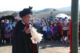 Thầy cúng khấn nguyện, mong các đấng thần linh, siêu nhiên ban cho bản làng mưa thuận gió hòa, mùa màng bội thu, nhà nhà gặp nhiều may mắn, an lành, dồi dào sức khỏe. (Ảnh: Xuân Tiến/TTXVN) 