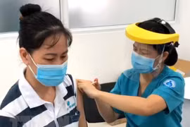 Tiêm vaccine phòng COVID-19 cho công nhân tại Khu chế xuất Tân Thuận. (Ảnh: TTXVN phát)