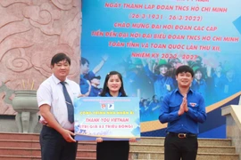 Đại diện Huyện đoàn Diên Khánh nhận tượng trưng công trình Nhà nhân ái do Đoàn thanh niên Trung tâm kinh doanh VNPT tỉnh Khánh Hòa trao tặng. (Ảnh: Phan Sáu/TTXVN)