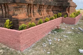 Chân Tháp chính Bánh Ít được xây dựng bồn hoa xung quanh. (Ảnh: Tường Quân/TTXVN)