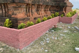 Chân Tháp chính Bánh Ít được xây dựng bồn hoa xung quanh. (Ảnh: Tường Quân/TTXVN)