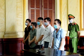 Các bị cáo nghe tuyên án. (Ảnh: TTXVN phát)