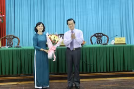 Ông Lê Hồng Quang, Bí thư Tỉnh ủy An Giang tặng hoa chúc mừng bà Nguyễn Thị Minh Thuý được bầu làm Phó Chủ tịch Ủy ban Nhân dân tỉnh An Giang, nhiệm kỳ 2021-2026. (Ảnh: Thanh Sang/TTXVN)