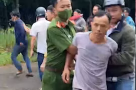 Đối tượng Như quay lại hiện trường sau khi uống thuốc diệt cỏ tự tử. (Ảnh: TTXVN phát)