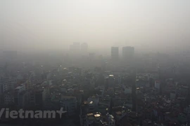 Nhiều toà nhà cao tầng của Thủ đô chìm trong màn sương mù dày đặc. (Ảnh: Lâm Phan/Vietnam+) 