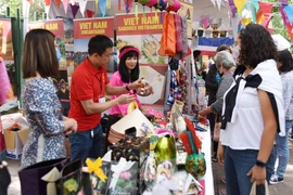 Gian hàng Việt Nam thu hút bạn bè quốc tế. (Ảnh: Lưu Việt Hùng/TTXVN) 