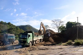 Mỗi ngày, hàng trăm xe vận tải tới bãi tập kết cát ở bên lòng hồ thủy điện Đa Nhim chở cát về thành phố Đà Lạt. (Ảnh: Chu Quốc Hùng/TTXVN)