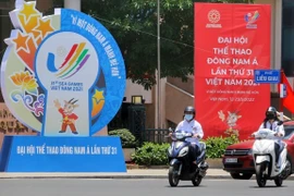 Ngã tư Liễu Giai với cụm mô hình và pano tuyên truyền SEA Games 31. (Ảnh: Tuấn Đức/TTXVN)
