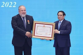 Thủ tướng Phạm Minh Chính trao tặng Huân chương Hồ Chí Minh cho Thủ tướng nước Cộng hòa Cuba Manuel Marrero Cruz. (Ảnh: Dương Giang/TTXVN) 