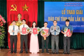 Hội đồng Giải báo chí trao giải cho các tác phẩm đạt Giải A. (Ảnh: TTXVN phát)