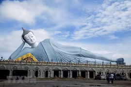 Tượng Phật Thích Ca nhập niết bàn lớn nhất tại Việt Nam trong khuôn viên chùa Som Rong. (Ảnh: Hồng Đạt/TTXVN) 