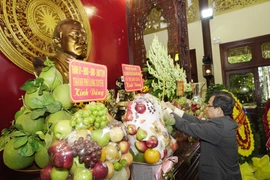 Bí thư Tỉnh ủy An Giang Lê Hồng Quang dâng hương tưởng nhớ Chủ tịch Tôn Đức Thắng. (Ảnh: Công Mạo/TTXVN)