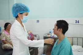 Bác sỹ thăm khám cho bệnh nhân bị hoại tử thượng bì nhiễm độc. (Ảnh: TTXVN phát)