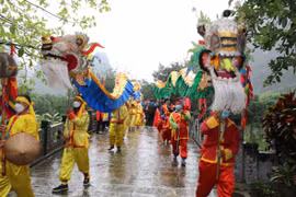 Rước rồng tại đền Suối Tiên, nơi thực hiện nghi lễ chính của lễ hội. (Ảnh: Đức Phương/TTXVN)