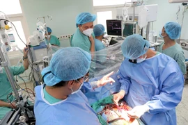 Bệnh viện Trung ương Huế xác lập hai kỷ lục mới, đó là thời gian lấy tim xuyên Việt đến khi tim đập lại ngắn nhất và thời gian mổ ngắn nhất. (Nguồn: TTXVN) 