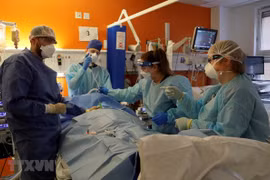 Điều trị cho bệnh nhân nhiễm COVID-19 tại bệnh viện ở London, Anh. (Ảnh: AFP/TTXVN)