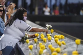 Đặt hoa tưởng niệm các nạn nhân vụ tấn công khủng bố 11/9 tại Viện bảo tàng và đài tưởng niệm quốc gia ở New York (Mỹ) ngày 10/9/2021 (giờ địa phương). (Ảnh: THX/TTXVN)