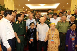 Tổng Bí thư Nguyễn Phú Trọng cùng các đại biểu với người có công tiêu biểu toàn quốc. (Ảnh: Trí Dũng/TTXVN) 