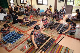 Phụ nữ dân tộc thiểu số trong khóa đào tạo dệt thổ cẩm do tổ chức USAID tài trợ. (Ảnh: Hồ Cầu/TTXVN)