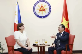 Chủ tịch Quốc hội Vương Đình Huệ hội kiến Phó Tổng thống Philippines Sara Duterte. (Ảnh: Doãn Tấn/TTXVN) 