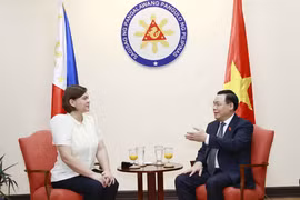 Chủ tịch Quốc hội Vương Đình Huệ hội kiến Phó Tổng thống Philippines Sara Duterte. (Ảnh: Doãn Tấn/TTXVN) 